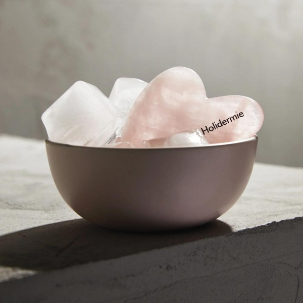 Gua Sha face in pink quartz Gua Sha face in pink quartz