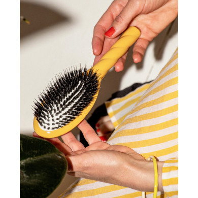 N.02 The Care & Detangling HairBrush The Essential Saffron Yellow