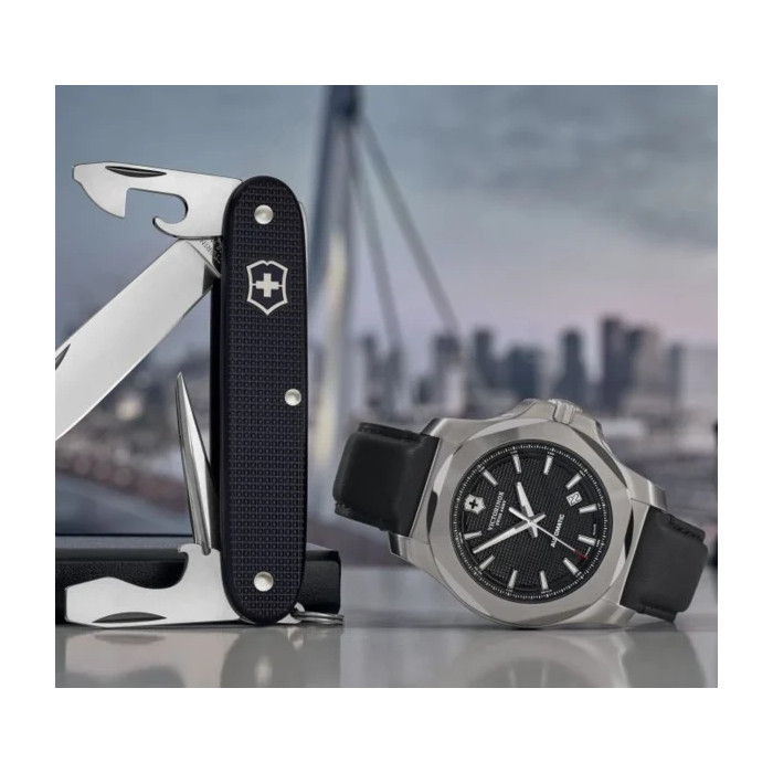 Montre Inox Mechanical bracelet cuir noir - coffret avec couteau - Victorinox