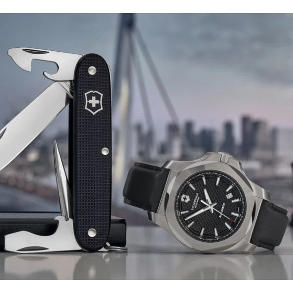 Montre Inox Mechanical bracelet cuir noir - coffret avec couteau - Victorinox