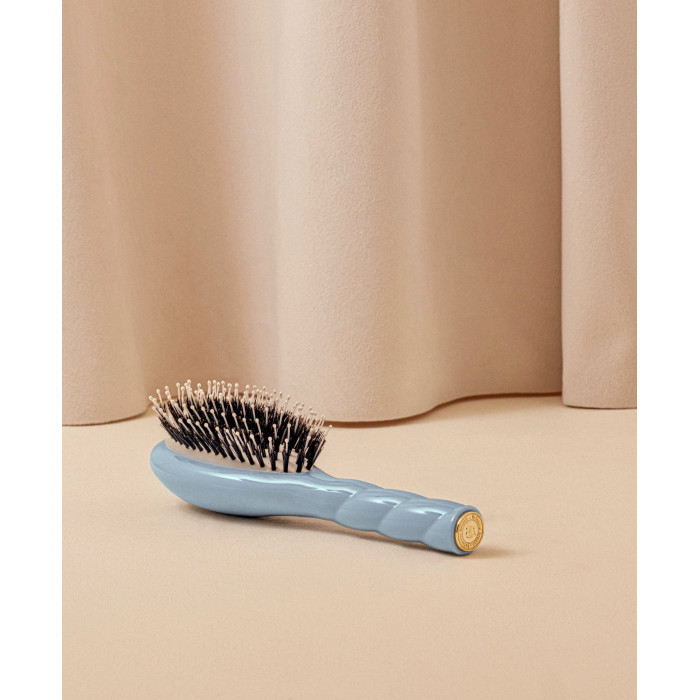 N.03 La Petite Brosse Cuir Chevelu Sensible l'Indispensable Douceur Bleu Ciel - La Bonne Brosse