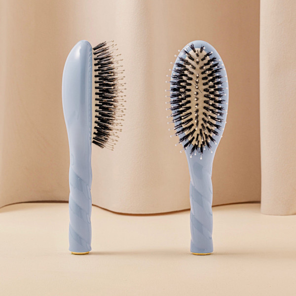 N.03 La Petite Brosse Cuir Chevelu Sensible l'Indispensable Douceur Bleu Ciel - La Bonne Brosse