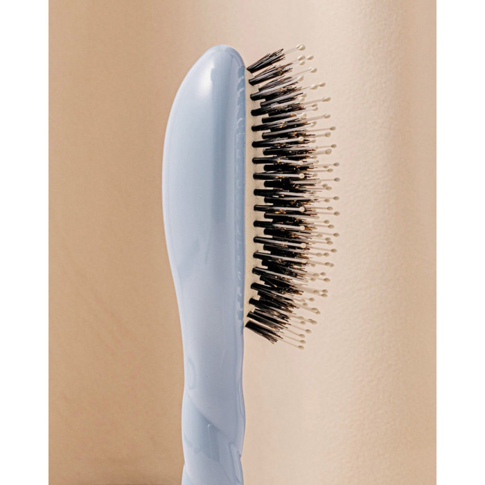 N.03 La Petite Brosse Cuir Chevelu Sensible l'Indispensable Douceur Bleu Ciel - La Bonne Brosse