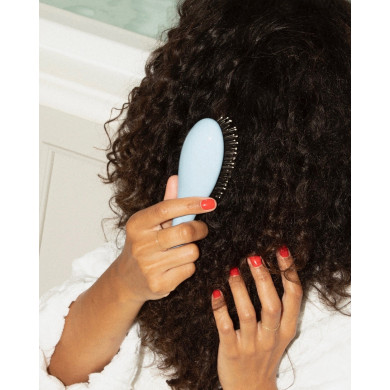 N.03 La Petite Brosse Cuir Chevelu Sensible l'Indispensable Douceur Bleu Ciel - La Bonne Brosse