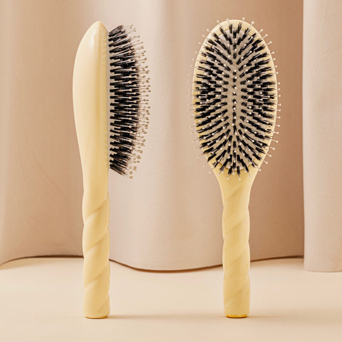 N.03 La Brosse Cuir Chevelu Sensible l'Indispensable Douceur Ivoire Cair - La Bonne Brosse