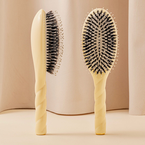 N.03 La Brosse Cuir Chevelu Sensible l'Indispensable Douceur Ivoire Cair - La Bonne Brosse